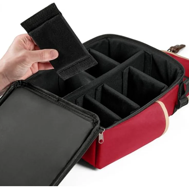 ENHANCE Designer Edition Kompakter MTG-Rucksack, anpassbarer Innenraum für Magic: The Gathering, Lorcana & mehr, Zubehörfach für Würfelbeutel, Boosterpacks, Tag Tracker, Playmat-Fach, Rot – Bild 4