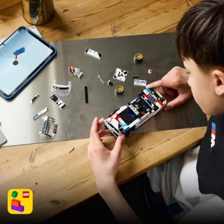 LEGO Speed Champions 77263 BMW M3 (E30) Bausatz, Mehrfarbig, 358 Teile, inkl. 1 Minifigur im BMW-Rennoutfit – Bild 7