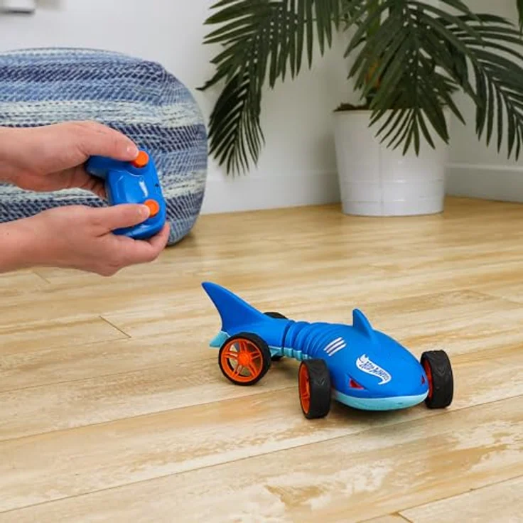 Hot Wheels Shark Speeder, Funkgesteuertes Fahrzeug im Maßstab 1:15 mit leuchtend roten Augen und Geräuschfunktion – Bild 2