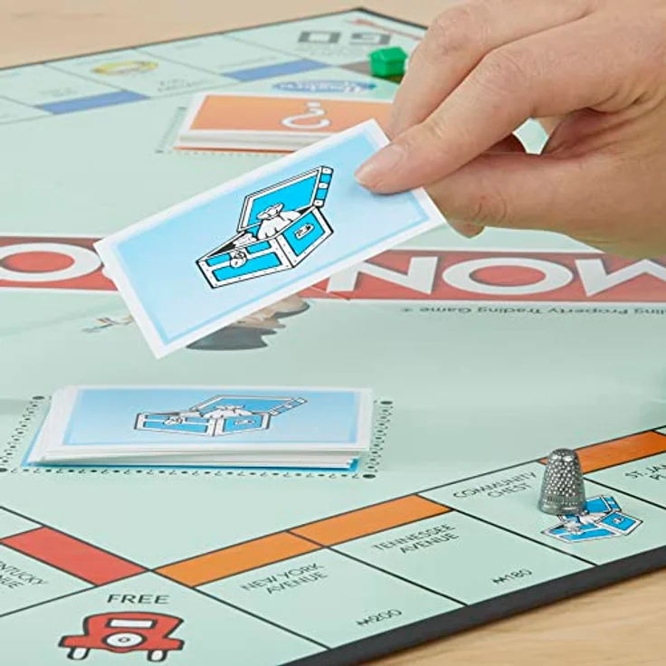 Monopoly Spiel, Familien-Brettspiel für 2 bis 6 Spieler, ab 8 Jahren für Kinder, mit 8 Spielfiguren (Figuren können variieren), ab 8 Jahren – Bild 10