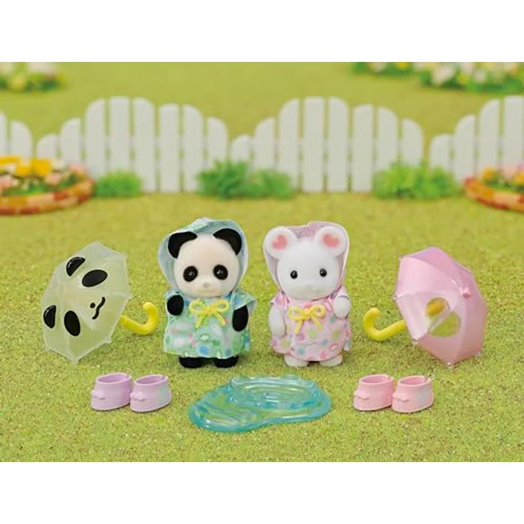 Sylvanian Families 5748 Erlebniskindergarten Freunde “Regenwetter”, Spielfigurenset mit 2 Baby Figuren, Regenmanteln, 2 Regenschirmen und Wasserpfütze – Bild 3