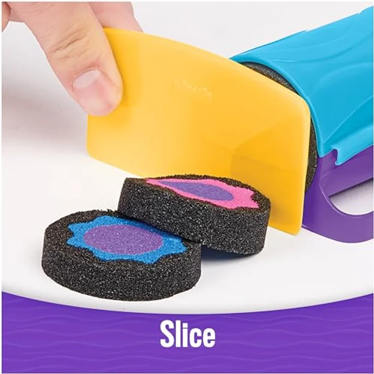 Kinetic Sand Slice n Surprise Set - mit original magischem kinetischem Sand aus Schweden in 3 Farben und 7 Werkzeugen für tolle Muster, ideal für Indoor-Sandspiel, für Kinder ab 3 Jahren – Bild 2