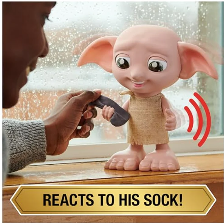 Spin Master 6067280 Wizarding World Harry Potter, interaktive Magical Dobby Elfenpuppe mit Socke, über 30 Geräusche und Sätze, 21,6cm, Spielzeug für Kinder – Bild 4