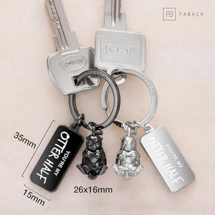 FABACH Otter Schlüsselanhänger für Paare, 2 Otter mit Herz, graviert "You`re my otter half", perfektes Geschenk für Freundin und Partnerin, robustes Metall, inklusive Samtbeutel, ideal für Jahrestag und Geburtstag – Bild 4