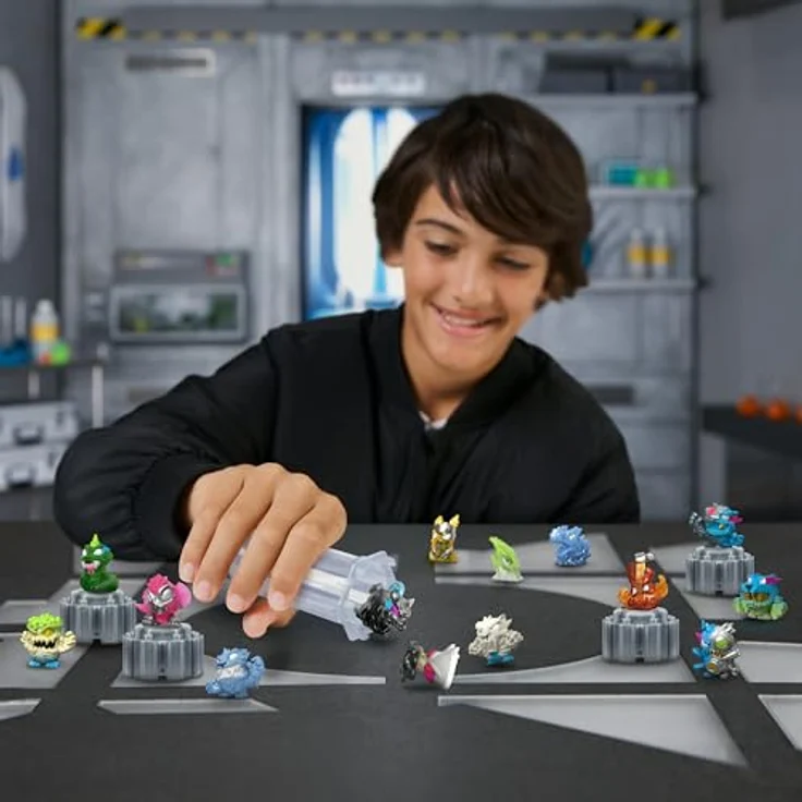 MrBeast Lab Swarms Hyper Fusion-Serie, Mega-Laborpackung mit 14 Mini-Monstern, 14 Sammelstickern & 4 Fusions-Kapseln, inklusive seltener und ultraseltener Editionen – Bild 2
