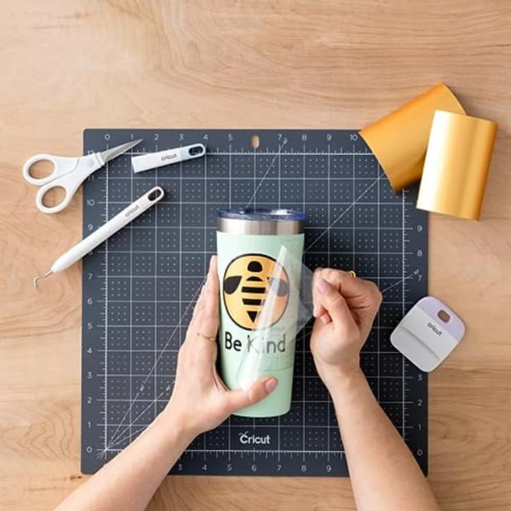cricut™ Joy Xtra Transferfolie für Vinylfolien, 24,1 x 91,4 cm, einfache Anwendung für gemusterte und holografische Vinyls – Bild 4