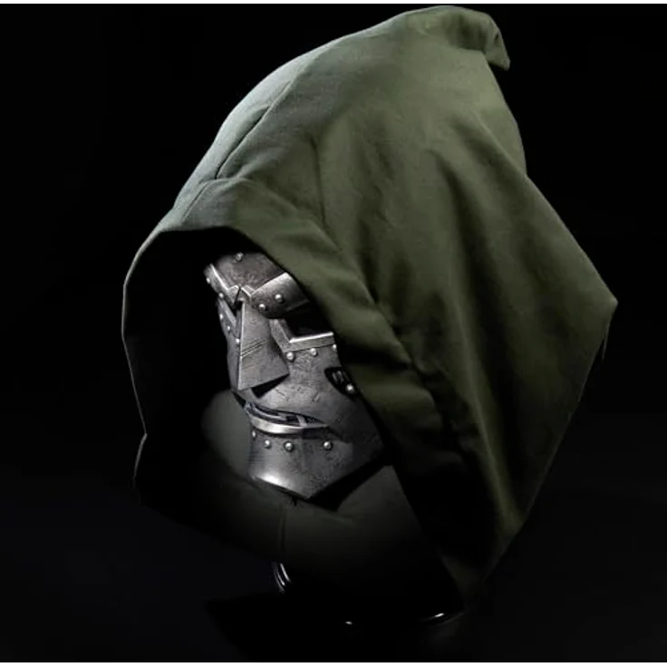 Hasbro Marvel Legends Doctor Doom Rollenspiel Replica Helm, 1:1 Maßstab mit grüner Stoffkapuze und Ständer – Bild 3