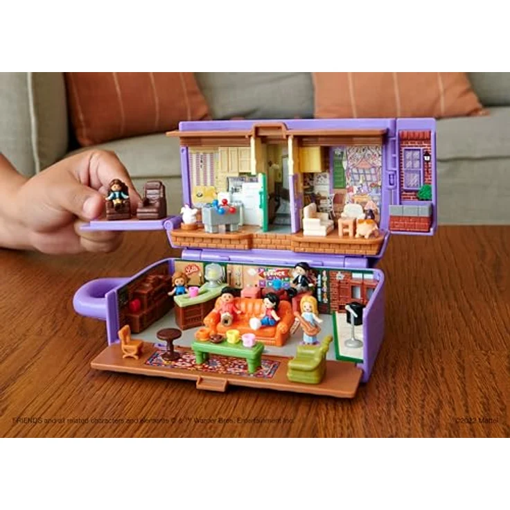 Polly Pocket Friends Schatulle - Central-Perk-Kaffeetasse mit 6 Hauptdarstellern, 9 Zubehörteilen und 3 Friends-Orten, ideal für Sammler ab 14 Jahren, HKV74 – Bild 2