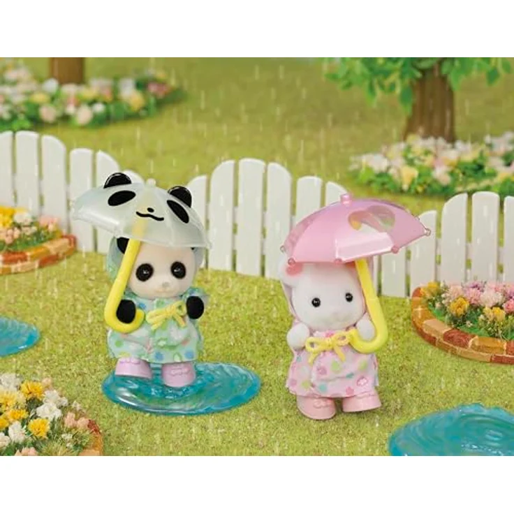 Sylvanian Families 5748 Erlebniskindergarten Freunde “Regenwetter”, Spielfigurenset mit 2 Baby Figuren, Regenmanteln, 2 Regenschirmen und Wasserpfütze – Bild 4