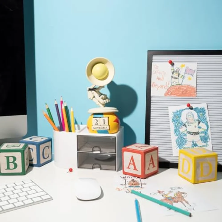 Grupo Erik Pixar 3D Ewiger Kalender "Die kleine Lampe", Tischkalender aus hochwertigem Resin mit austauschbaren Blöcken, 9 x 9 x 19 cm – Bild 4