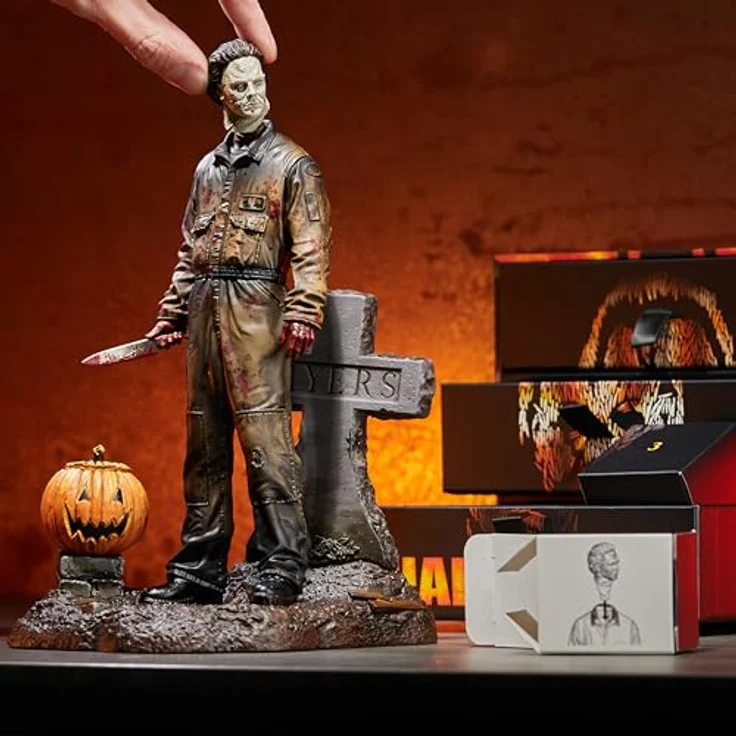 CC Countdown Characters 2024 Michael Myers Aufbaubarer Halloween-Adventskalender – Offizielle Rob Zombie Halloween Sammelfigur, 18 cm große Figur, inklusive ikonischem Messer, Grabstein und Kürbis, charakteristischer Overall, lizenziert und entworfen von Numskull – Bild 2