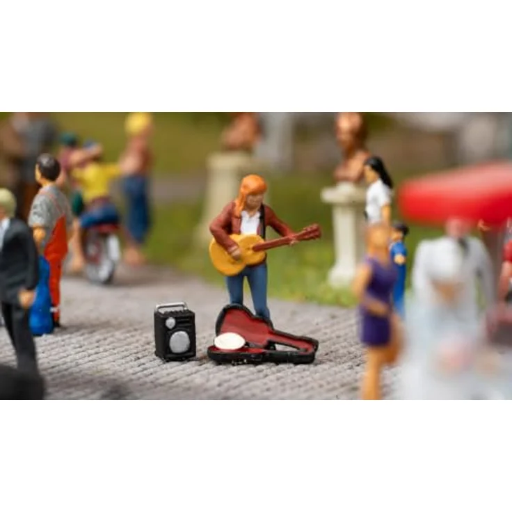 NOCH Sound-Szene 2.0 „Straßenmusik“, Modellbahnszene mit Musik und handkolorierter Figur einer Musikerin für H0, ideal für realistische Stadtmodelle – Bild 2