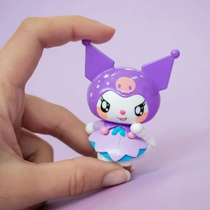 Comansi Kuromi Sammelfigur mit 5 exklusivem Hello Kitty und Friends Zubehör, ca. 6 cm, Kawaii Design – Bild 3
