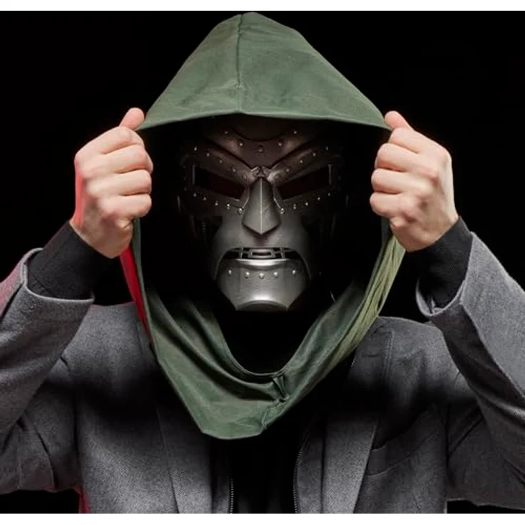 Hasbro Marvel Legends Doctor Doom Rollenspiel Replica Helm, 1:1 Maßstab mit grüner Stoffkapuze und Ständer – Bild 7