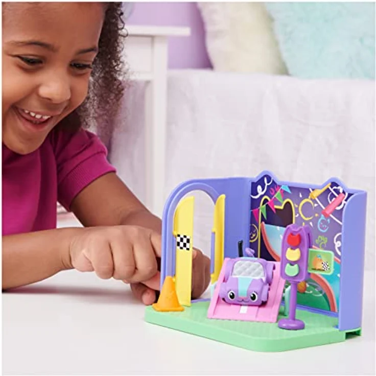 Gabby‘s Dollhouse Deluxe Raum, Purr-ific Play Room, Spielzimmer mit Carlita Spielzeugauto und 2 Möbelstücken sowie 2 Überraschungsboxen mit Zubehörteilen, geeignet für Kinder ab 3 Jahren – Bild 5