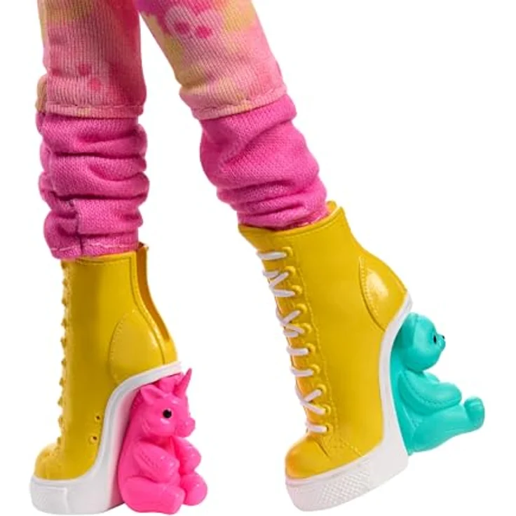 Mattel® Anziehpuppe Monster High x Wednesday Enid Doll, quirlige Mitbewohnerin mit gestreiftem Rollkragenpullover und gekräuselten Beinstulpen, pink – Bild 5