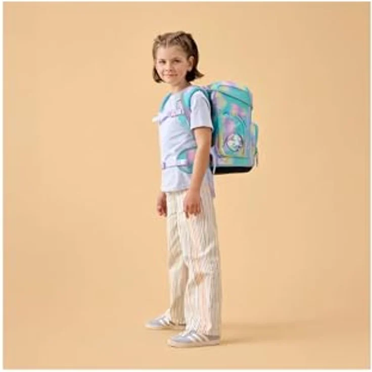 ergobag cubo Set, ergonomischer Schulranzen 5-teilig, grau, für 1. Klasse Grundschule, höhenverstellbar, wasserabweisend, inkl. Sportbeutel und 22-tlg. Federmäppchen – Bild 2