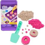 Spin Master Kinetic Sand - Cookie Box, Bastelsand mit doppelseitigen Förmchen und pinkfarbener Dekoration