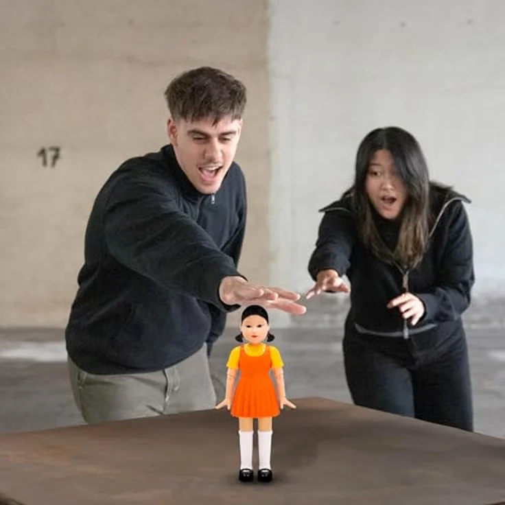 Squid Game Interaktive Puppe Young-Hee, detailgetreue Figur mit Bewegungssensoren und 6 Sounds aus der Serie – Bild 7