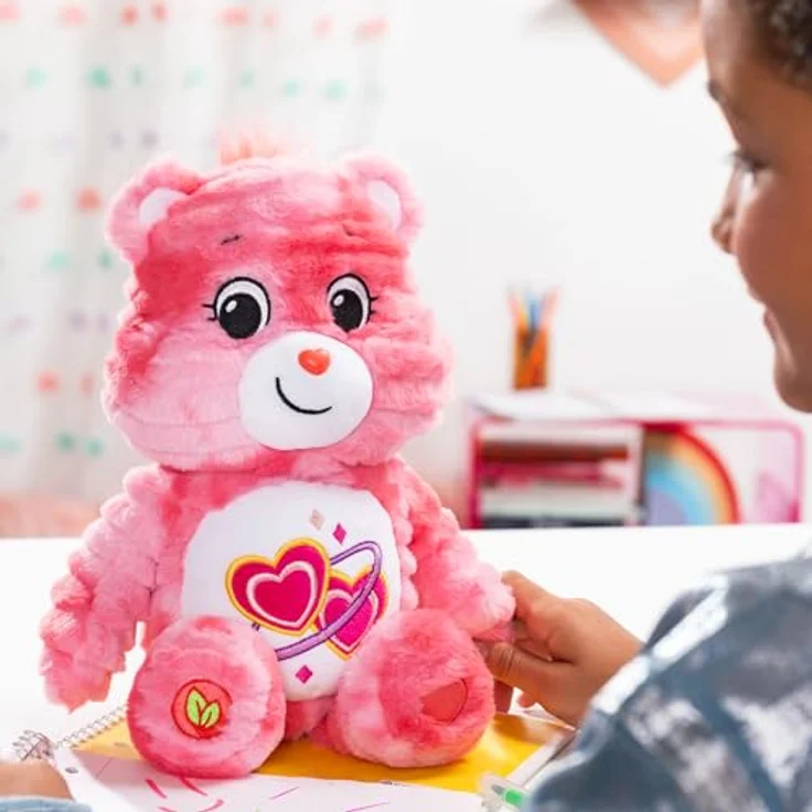 Troetelbeertjes Care Bears Kuscheltier 35cm Colour Splash Love-a-Lot Bear, Plüsch-Teddybär mit detailliertem Belly Badge-Design – Bild 6