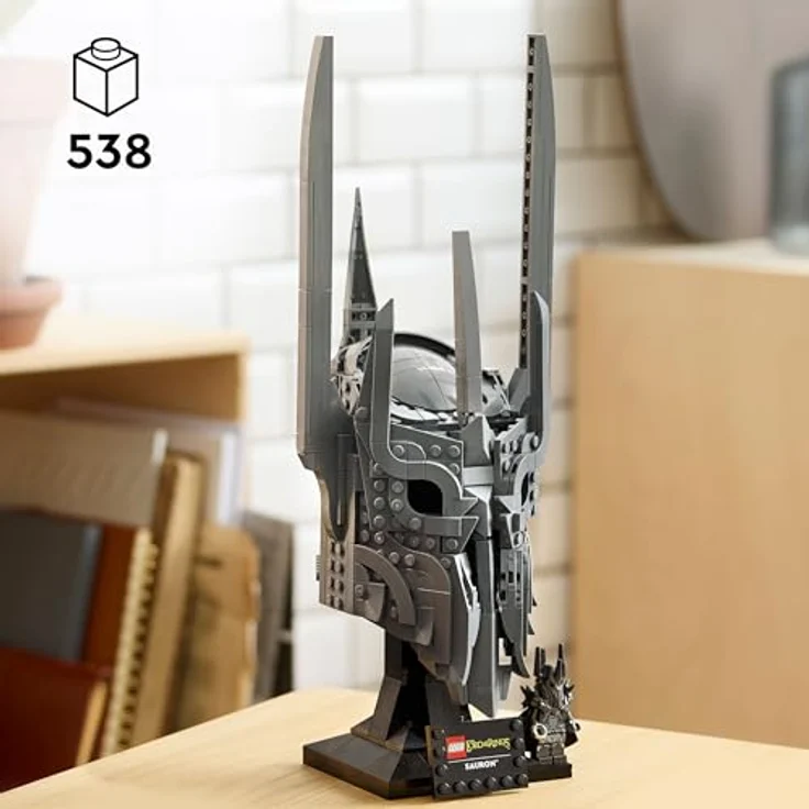 LEGO Icons Der Herr der Ringe: Saurons Helm, Modellbau für Erwachsene mit Ständer, Namensschild und Sammler Minifigur, inkl. dem Einen Ring - 11373 – Bild 2