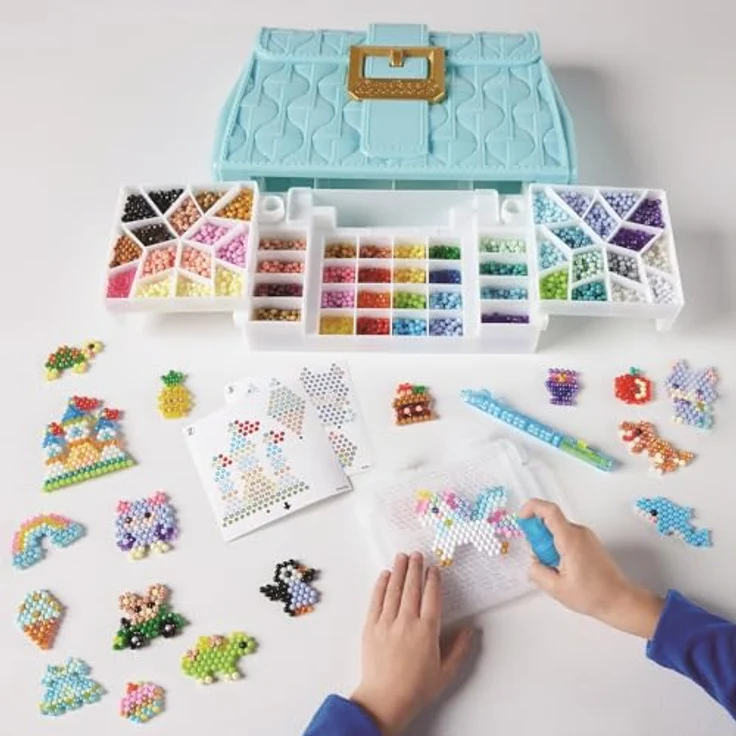 Aquabeads Kreativset Designer Handtasche, 1.400 Bastelperlen in 48 Farben mit Pop-Up Bastelplatte und 2-in-1 Perlenstift – Bild 2