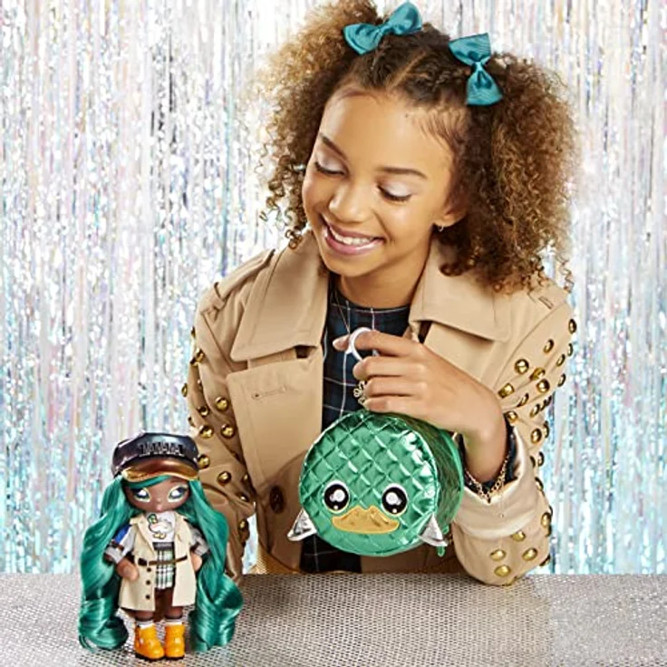 Na Na Na Surprise Glam Serie 2 - MALLORY DUCKINGTON - Von Enten inspirierte, weiche Plüschpuppe mit grünem Haar und Metallic-Tier-Clip-On-Tasche - Zum Sammeln - Tolles Geschenk für Kinder ab 5 Jahren – Bild 2