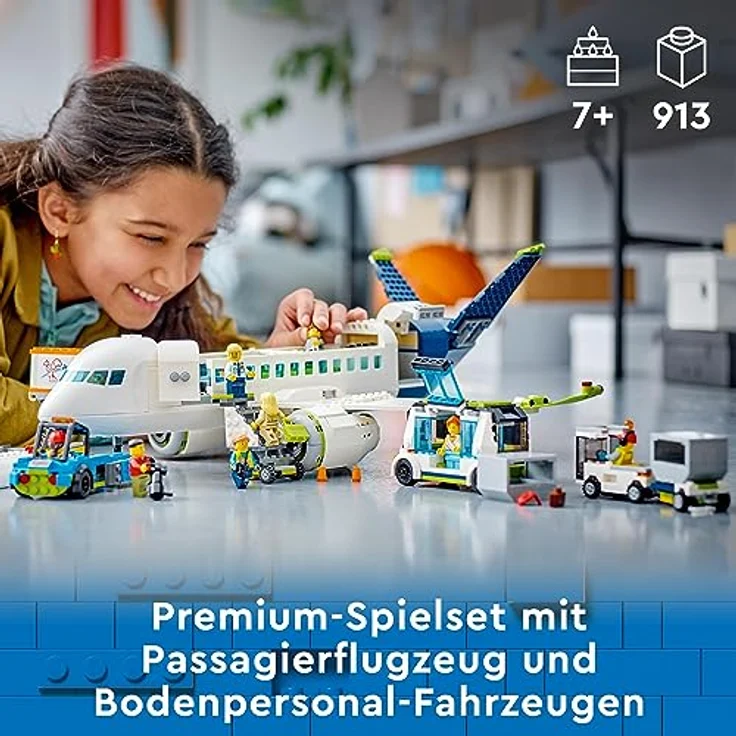 LEGO 60367 City Passagierflugzeug Spielzeug-Set, großes Flugzeug-Modell mit Fahrzeugen des Flughafen-Bodenpersonals: Vorfeldbus, Pushback-Schlepper, Catering-Lader, Gepäckwagen und 9 Minifiguren – Bild 5