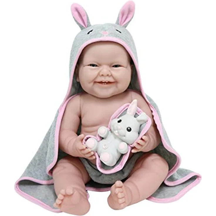 JC TOYS - La Newborn Neugeborene, 38 cm, weiches Vinyl, inkl. Handtuch mit Kapuze und Haustier, Hase, Mädchen, Grau und Rosa, entworfen in Spanien von Berenguer, 2 Jahre