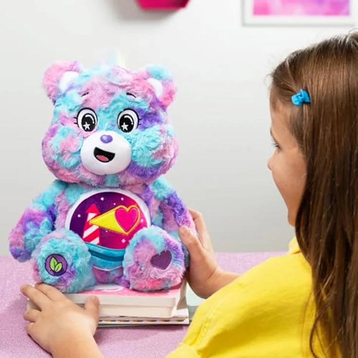 Troetelbeertjes Care Bears Loveshine Bear Colour Splash, 35 cm Plüsch-Teddybär mit detailliertem Belly Badge-Design – Bild 6