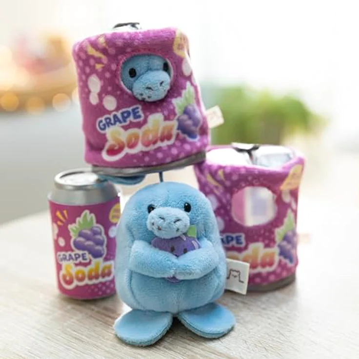 NICI Kuscheltier Seekuh Wilbur 8cm, Plüschfigur mit Trauben- und Soda-Dosen-Kostüm, 3-in-1 Sammelset – Bild 5