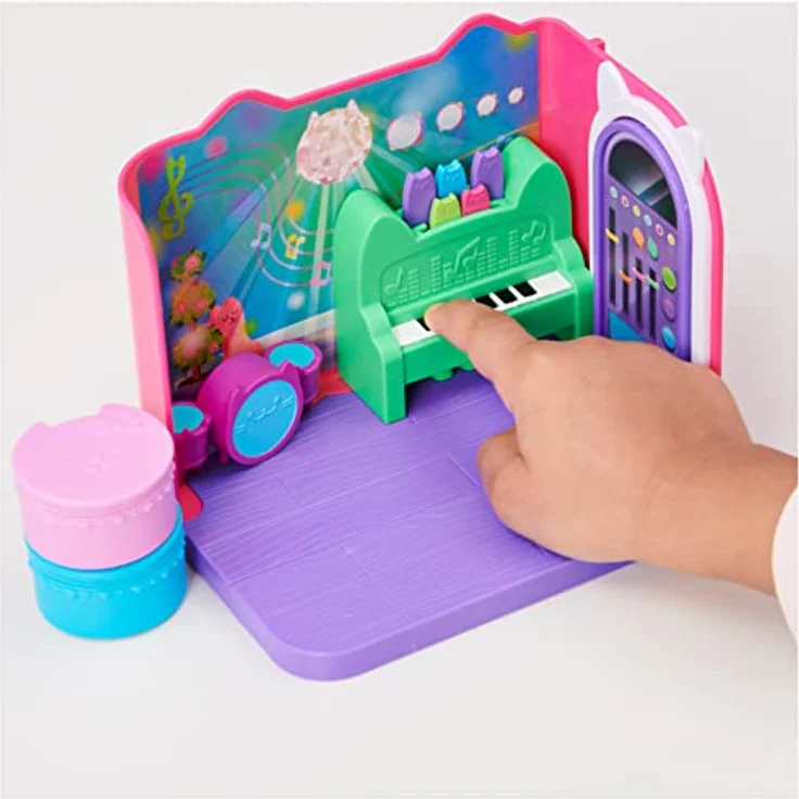 Gabby‘s Dollhouse Deluxe Raum, Groovy Music Room, Musikzimmer mit DJ Katzenminze (engl. DJ Catnip), 2 Möbelstücken und 2 Überraschungsboxen mit Zubehörteilen, geeignet für Kinder ab 3 Jahren – Bild 3