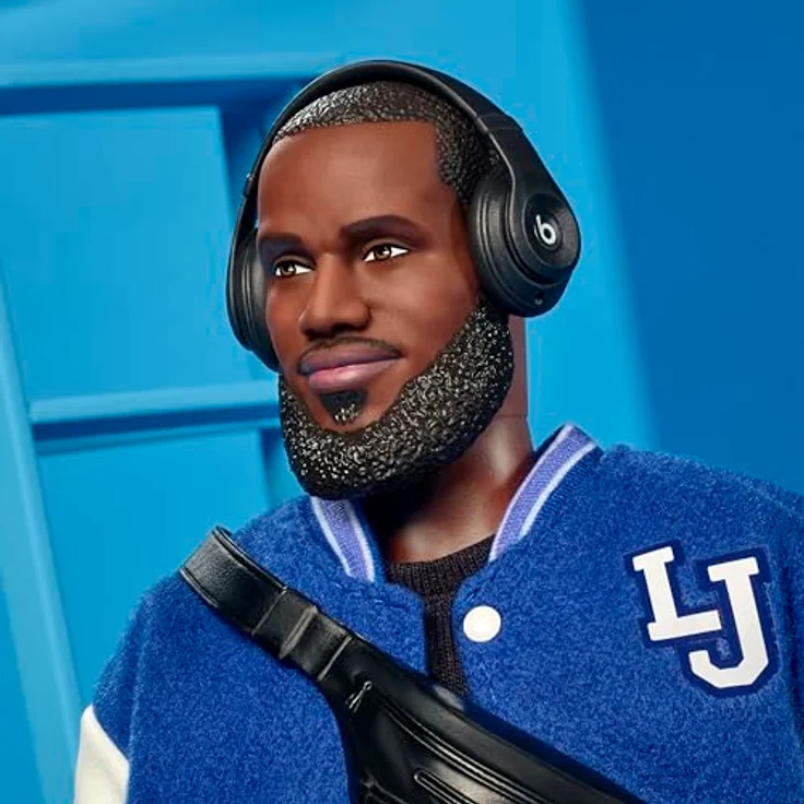Barbie Anziehpuppe Barbie Signature LeBron James, Kenbassadors Puppe mit Streetwear-Style und Unterstützungsrichtung für die LeBron James Family Foundation – Bild 3
