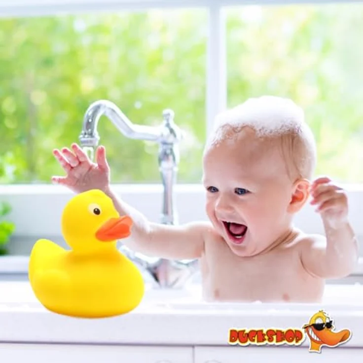 Duckshop Badeente Malina Gelb, klassisches Badewannenspielzeug mit leiser Quietschfunktion, 8,5 cm, Geschenkidee für Kinder und Sammler – Bild 3