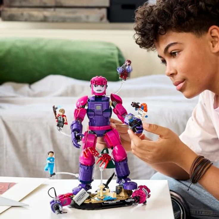 LEGO Super Heroes 76348 Legendärer Showdown: Avengers: Doomsday, Bauset mit 6 Minifiguren und beweglichem Sentinel, 846 Teile – Bild 9