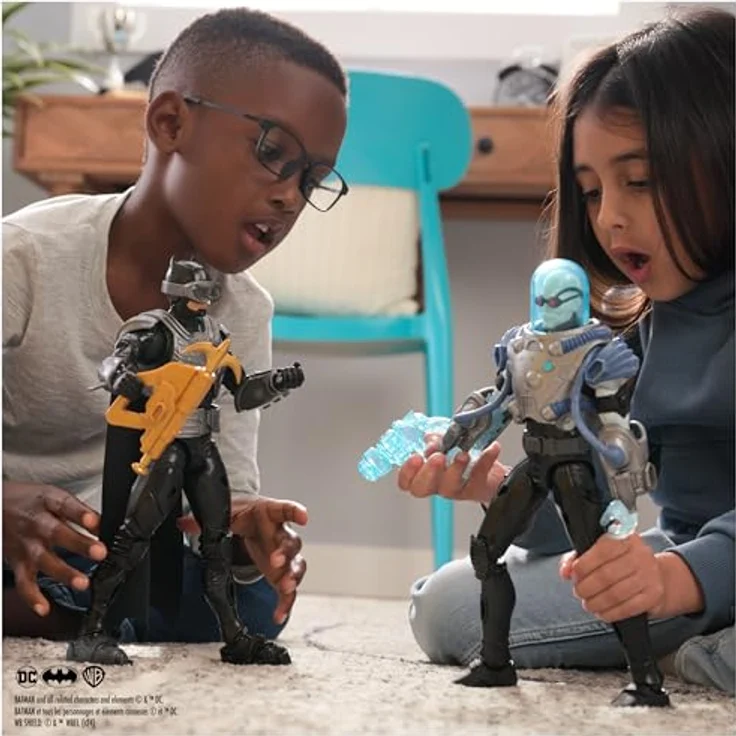 Spin Master DC Comics Batman Adventures Battle Pack, Actionfiguren-Set mit 30 cm Batman und Mr. Freeze, 17 Zubehörteile, Mehrfarbig – Bild 9