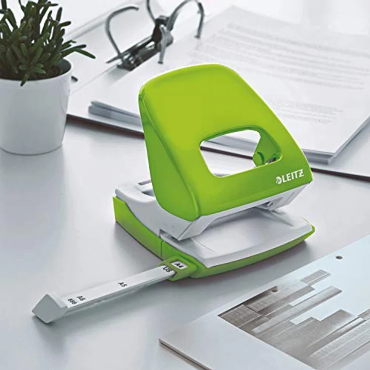 Leitz Büro Locher aus Metall, Für 30 Blatt, Anschlagschiene mit Formatvorgaben, Ergonomisches Design, grün, WOW-Serie, 50081054 – Bild 2