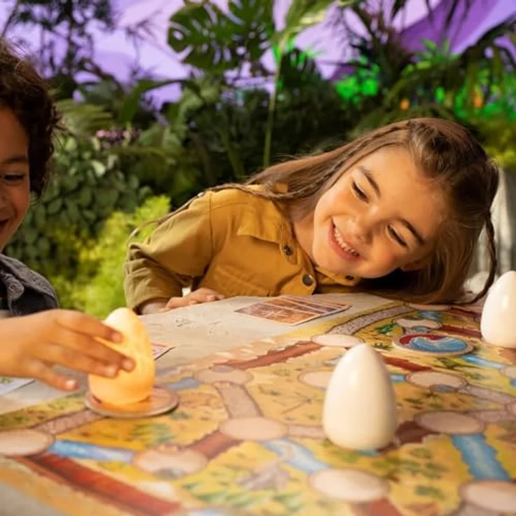 TREFL 02281 Megajaja Dinosaurs, Brettspiel mit leuchtenden Eiern und Aufgabenkarten – Bild 4