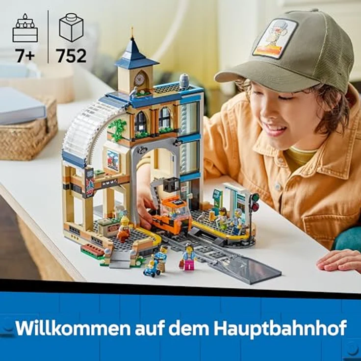 LEGO City 60469 Hauptbahnhof Bausatz, 752 Teile mit Uhrenturm, Café, Aufzug und 6 Mini-Figuren, Mehrfarbig – Bild 2