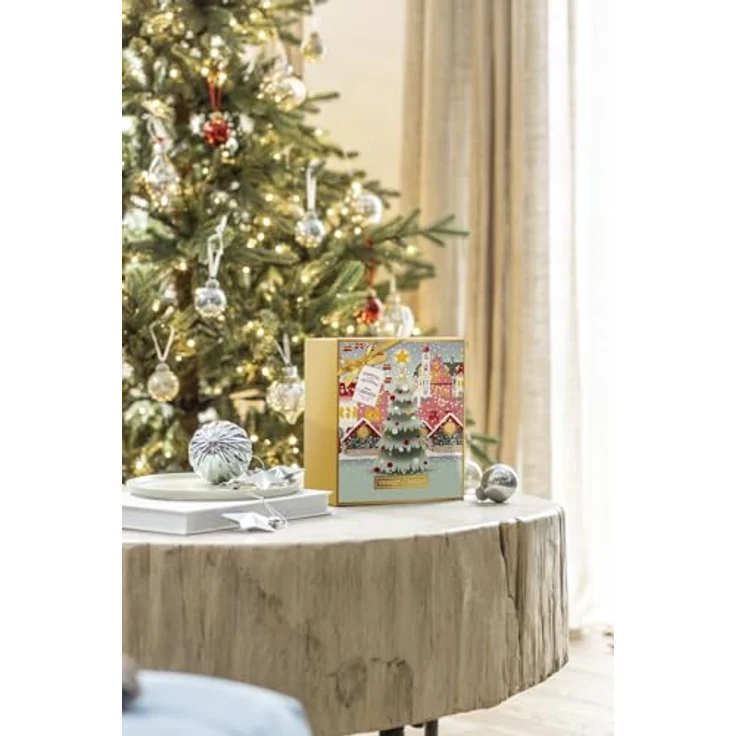 Yankee Candle - Adventskalender Buch 2024 | 12 Votivkerzen | 12 Teelichter | 1 Teelichterhalter | Passport to the Holidays, Exklusive Duftvielfalt, Edles Design, Perfektes Geschenk, Hochwertige Verarbeitung – Bild 4