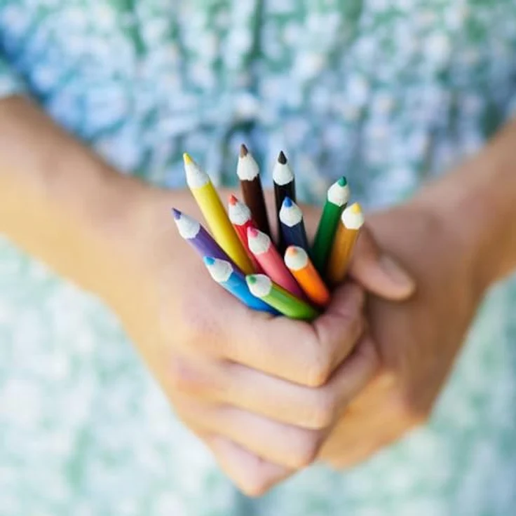 pandoo 12 Buntstifte aus recyceltem Zeitungspapier | Umweltfreundliche Farben: schwarz, braun, lila, blau, grün, gelb, orange, rosa, rot | CO2-neutrale Lieferung, plastikfreie Verpackung – Bild 3