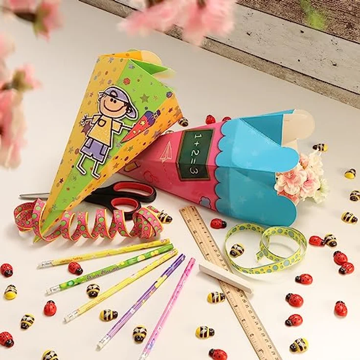 com-four® 4X Mini Schultüten, 30 cm Geschwisterschultüten aus Pappe in grün, gelb, rot und blau, faltbar mit lustigen Schulmotiven – Bild 4