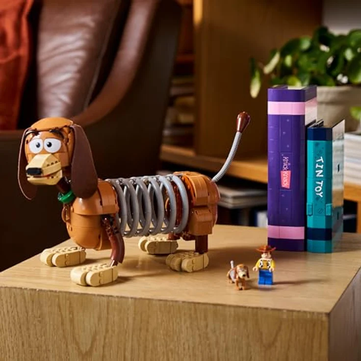 LEGO ǀ Disney and Pixar Toy Story: Slinky-Buchstützen, Dekoration für Bücherregal mit beweglichem Dackel, inkl. Woody Minifigur, 43301 – Bild 4