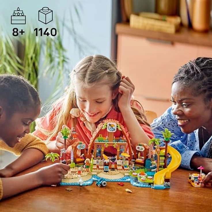 LEGO Friends 42673 Familienurlaub im Strandresort Bausatz, inkl. 6 Minifiguren, Delfin und Schildkröte, 1140 Teile, Mehrfarbig – Bild 3