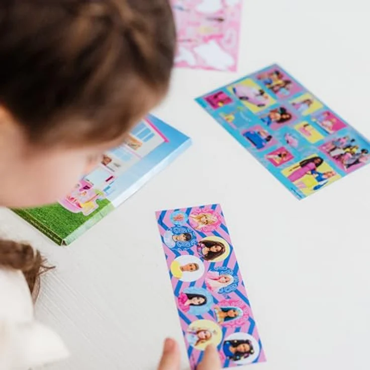 Barbie Kreativset Malibu Aufkleberset, modernes Bastelset für Alltag und Schule – Bild 3