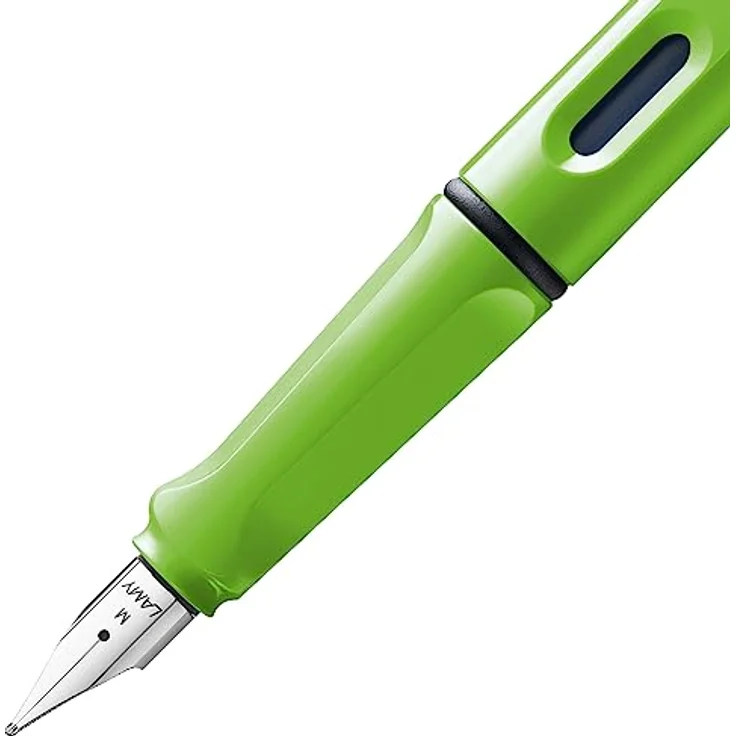 LAMY safari moderner Füllhalter 013 aus robustem Kunststoff in grün mit ergonomischem Griff und Stahlfeder Stichbreite M, inkl. Tintenpatrone LAMY T 10 blau – Bild 3