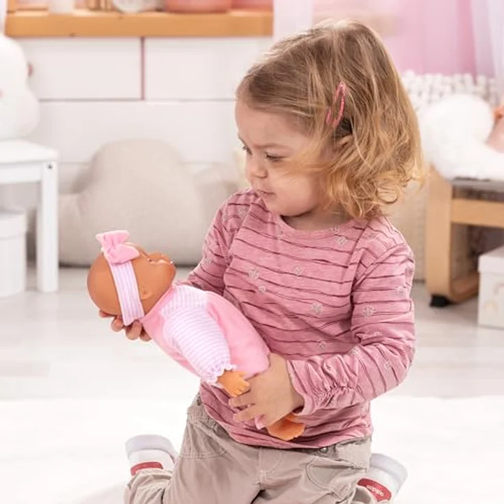 Bayer Babypuppe Cozy 28cm, Weichkörperpuppe mit Zubehör, 6-teilig, inklusive Trage, Decke, Kissen, Teddy, Schnuller und Flasche – Bild 4