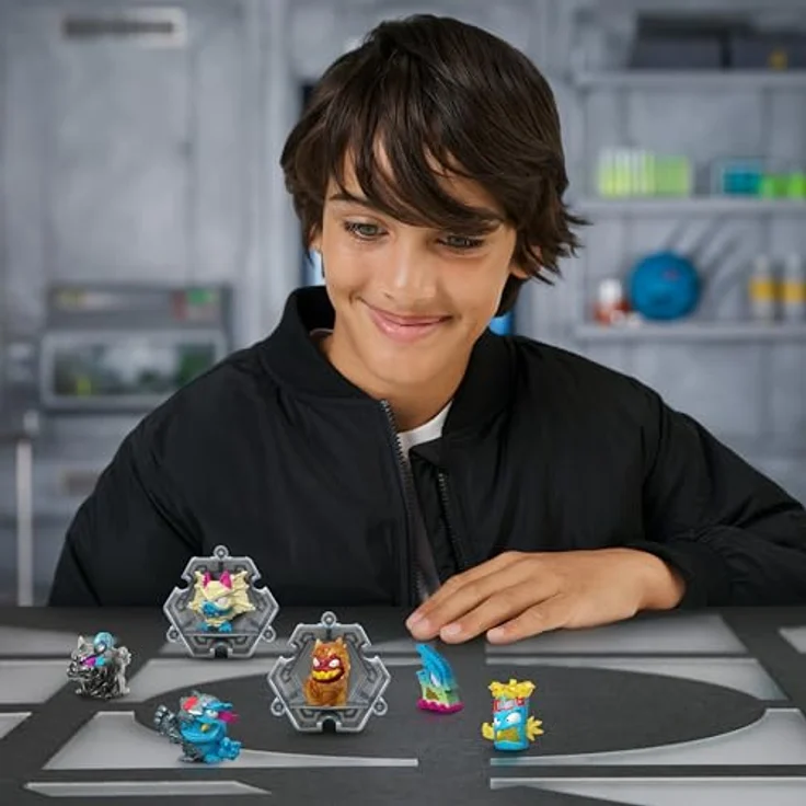 Moose Toys MrBeast Lab Swarms Serie 3, 6er-Pack mit 6 Hyper Fusion Figuren und 2 Display-Podiumen, inkl. Sammel-Guide – Bild 4