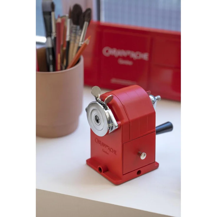 Caran d'Ache Spitzmaschine aus Metall, präziser Anspitzer für exakte Stiftspitzen, klassisches Design