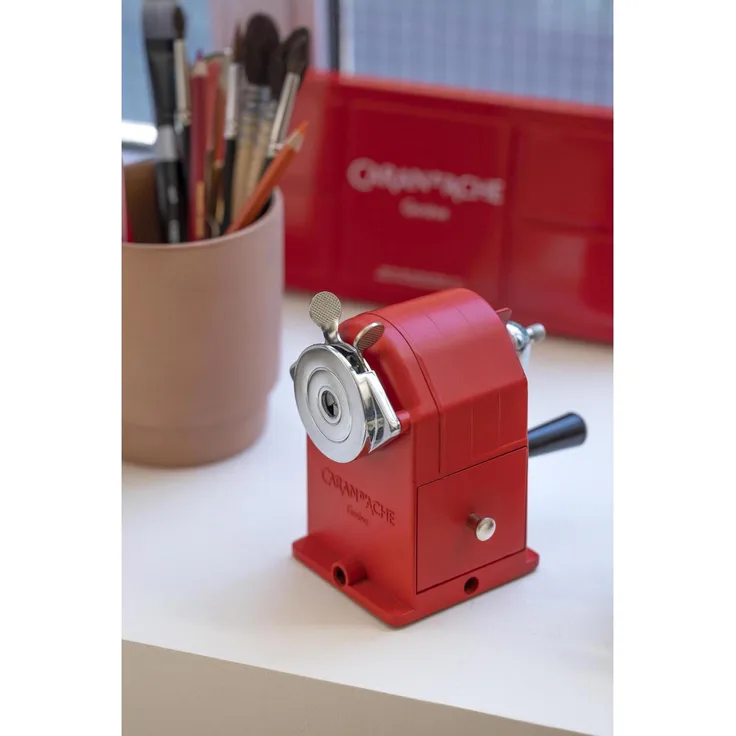 Caran d'Ache Spitzmaschine aus Metall, präziser Anspitzer für exakte Stiftspitzen, klassisches Design